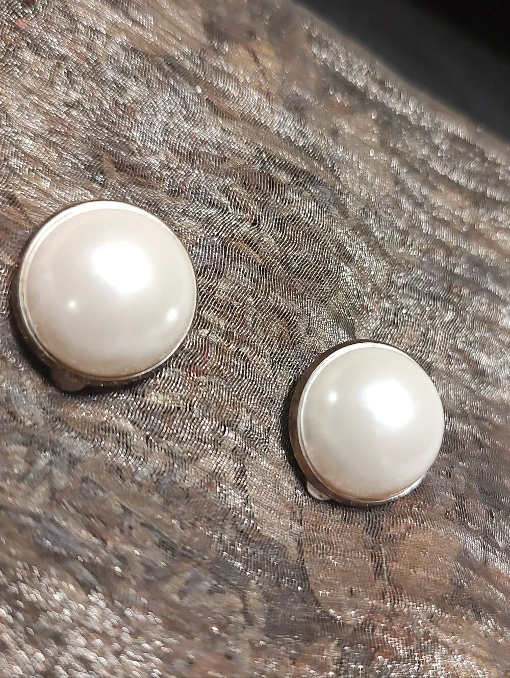 🍒🤍🍒 Timeless Retro Style Cream Ivory Domed Faux Pearl & Gold Earrings